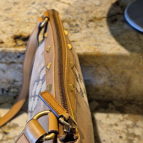Gucci Tan Suede & leather Crossbody With Nailhead Accents.w:9,5"x9"×2.5"drop 19" - Picture 9 of 16